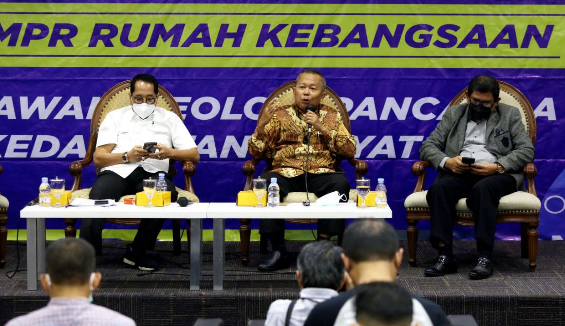 Anggota MPR RI Firman Soebagyo (kiri), Wakil Ketua MPR RI Arsul Sani (tengah), dan Pakar Hukum Tata Negara Juanda menjadi pembicara pada diskusi bertema Menakar Inkonstitusionalitas UU Cipta Kerja Pascaputusan MK di Gedung MPR/DPR/DPD, Jakarta, Senin (29/11). - JPNN.com