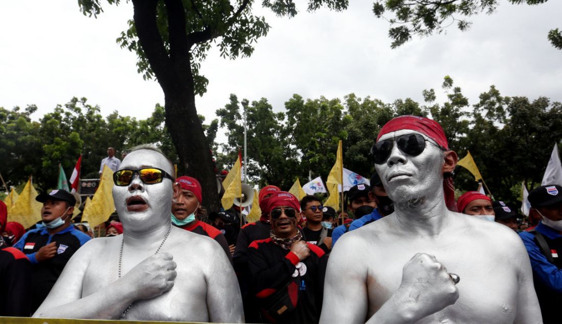 Sejumlah anggota serikat buruh melakukan aksi di depan Balai Kota Jakarta, Senin, (29/11). Aksi tersebut menuntut Presiden Joko Widodo menerbitkan Keputusan Presiden (Keppres) mengenai kenaikan upah 2022. - JPNN.com