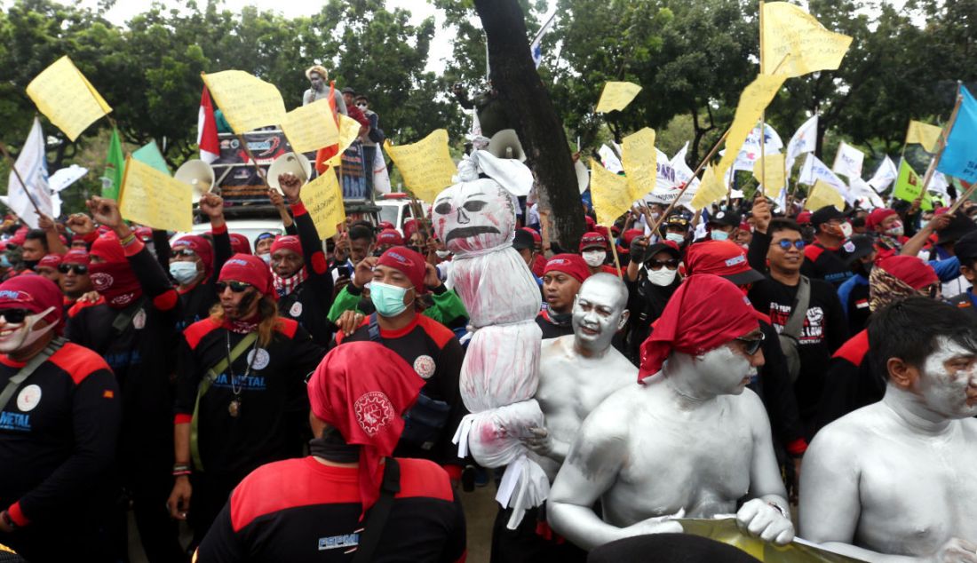 Sejumlah anggota serikat buruh melakukan aksi di depan Balai Kota Jakarta, Senin, (29/11). Aksi tersebut menuntut Presiden Joko Widodo menerbitkan Keputusan Presiden (Keppres) mengenai kenaikan upah 2022 setelah Mahkamah Konstitusi (MK) menyatakan Undang-Undang Cipta Kerja inkonstitusional bersyarat. - JPNN.com