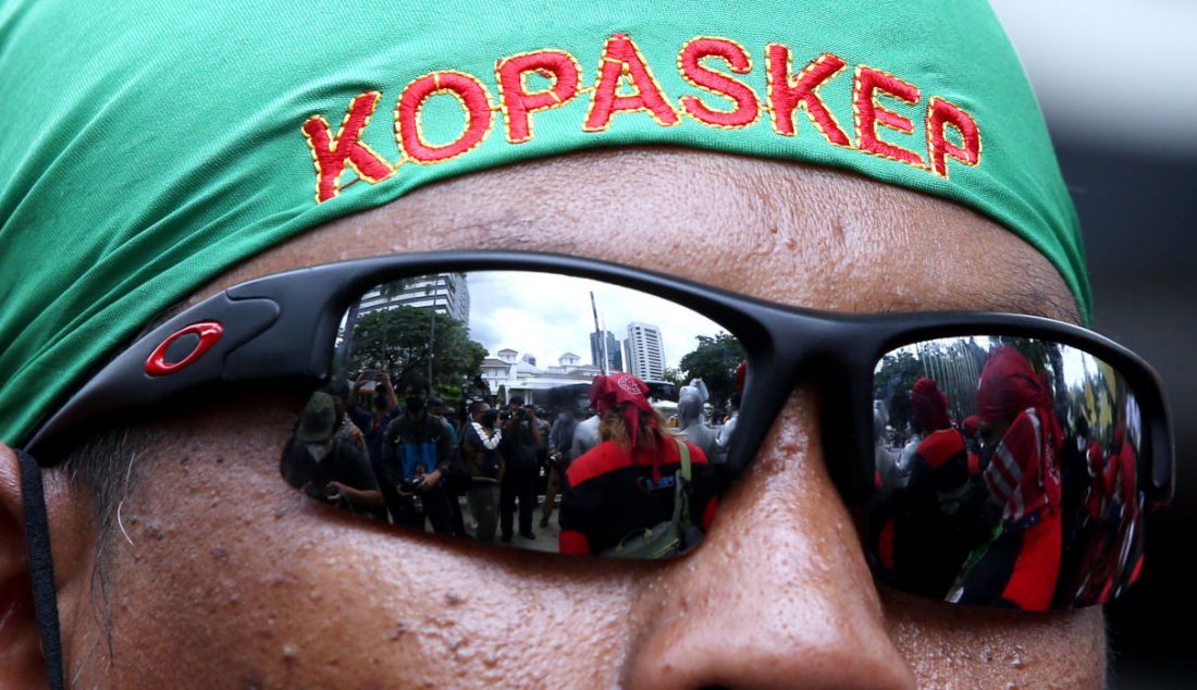 Anggota serikat buruh melakukan aksi di depan Balai Kota, Jakarta, Senin, (29/11). - JPNN.com