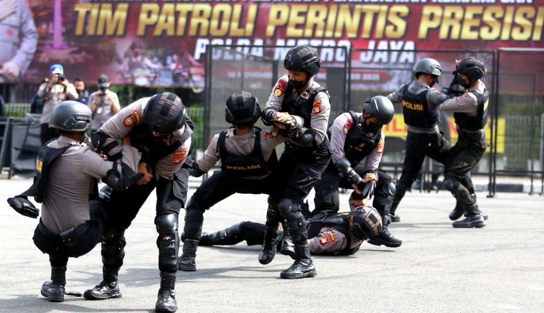 Tim Patroli Perintis Presisi saat melakukan atraksi acara Penutupan Patroli Perintis Presisi di Lapangan Promoter Dit Lantas Polda Metro Jaya, Jakarta, Selasa (30/11). Pelatihan ini dilakukan setelah Fadil Imran menertibkan tim-tim besutan Polres yang terkesan terpisah dan bergerak sendiri. - JPNN.com