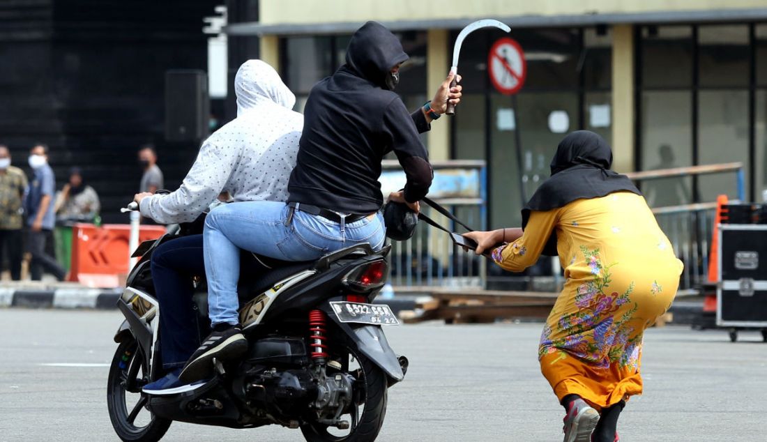 Tim Patroli Perintis Presisi saat melakukan atraksi acara Penutupan Patroli Perintis Presisi di Lapangan Promoter Dit Lantas Polda Metro Jaya, Jakarta, Selasa (30/11). Pelatihan ini dilakukan setelah Fadil Imran menertibkan tim-tim besutan Polres yang terkesan terpisah dan bergerak sendiri. - JPNN.com