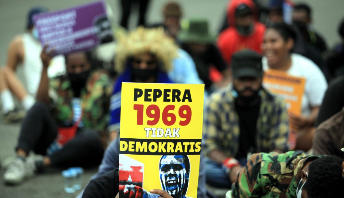 Aliansi Mahasiswa Papua (AMP) memperingati 60 tahun deklarasi kemerdekaan Papua Barat di Wilayah Patung Kuda, Jakarta, Rabu (1/12). - JPNN.com