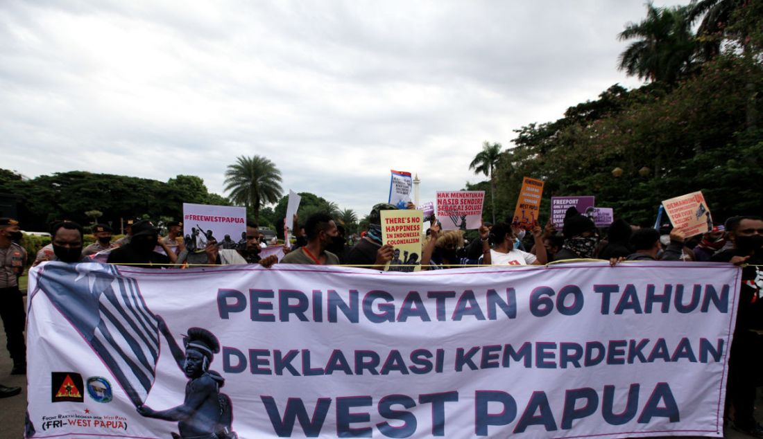 Aliansi Mahasiswa Papua (AMP) memperingati 60 tahun deklarasi kemerdekaan Papua Barat di Patung Kuda, Jakarta, Rabu (1/12). Mereka menuntut pemerintah melakukan demiliterisasi, mencabut perpanjangan otsus, dan memberikan hak untuk menentukan nasib sendiri bagi masyarakat Papua Barat. - JPNN.com