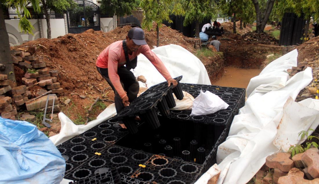 Pekerja membuat sumur resapan modular tank di Green Garden, Kebon Jeruk, Jakarta Barat, Rabu (1/12). Dinas Sumber Daya Air (SDA) Pemerintah Provinsi (Pemprov) DKI Jakarta melakukan antisipasi pencegahan genangan air di titik rawan genangan salah satunya dengan memperbanyak pembuatan sumur resapan di Green Garden, Kedoya Utara, Kebon Jeruk, Jakarta Barat. - JPNN.com