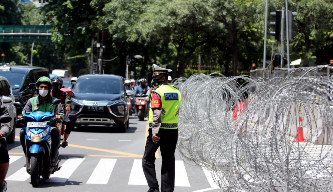 Personel kepolisian berjaga saat penyekatan jalan aksi Reuni 212, Jakarta, Kamis (2/12). - JPNN.com