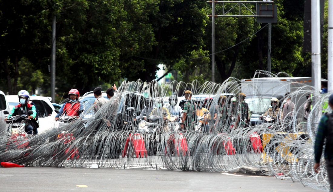 Personel kepolisian berjaga saat penyekatan jalan aksi Reuni 212, Jakarta, Kamis (2/12). - JPNN.com