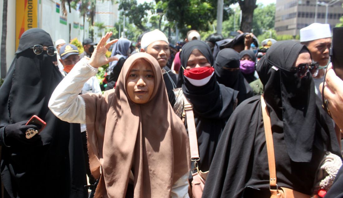 Sejumlah massa mengikuti aksi Reuni 212, Jakarta, Kamis (2/12). Massa aksi membubarkan diri dengan damai pada pukul 11.00 WIB. - JPNN.com