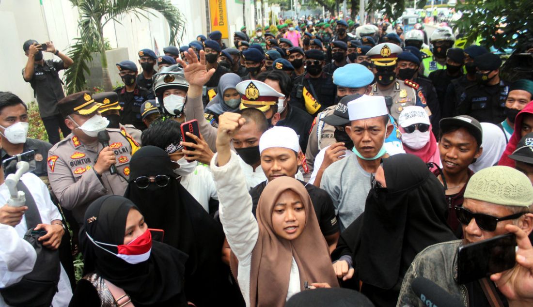 Sejumlah massa mengikuti aksi Reuni 212, Jakarta, Kamis (2/12). Massa aksi membubarkan diri dengan damai pada pukul 11.00 WIB. - JPNN.com