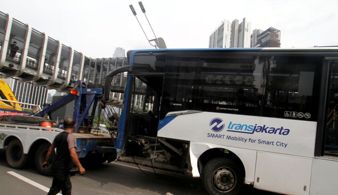 Kecelakaan moda transportasi massal itu disebabkan sopir Transjakarta kurang konsentrasi saat mengemudi. - JPNN.com