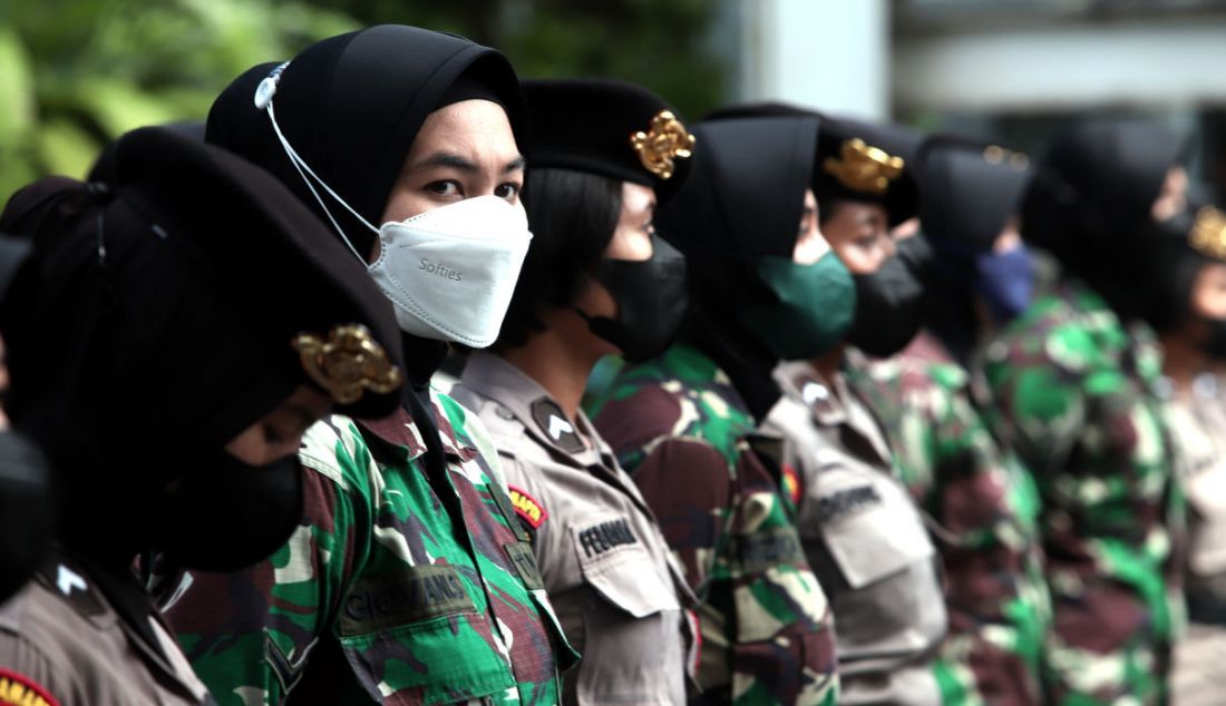 Anggota TNI dan Polisi Wanita berjaga saat demonstrasi buruh, Jakarta, Rabu (8/12). - JPNN.com