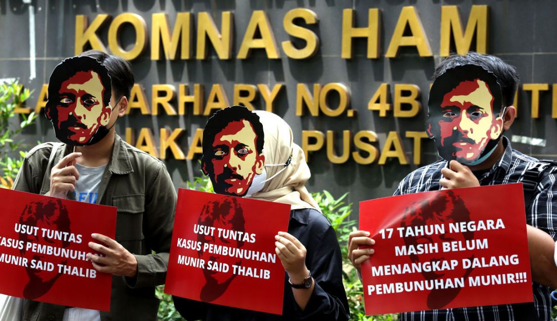 Komite Aksi Solidaritas Untuk Munir (KASUM) yang terdiri dari berbagai organisasi hak asasi manusia menggelar aksi di Kantor Komnas HAM RI Jakarta, Rabu (8/12). - JPNN.com