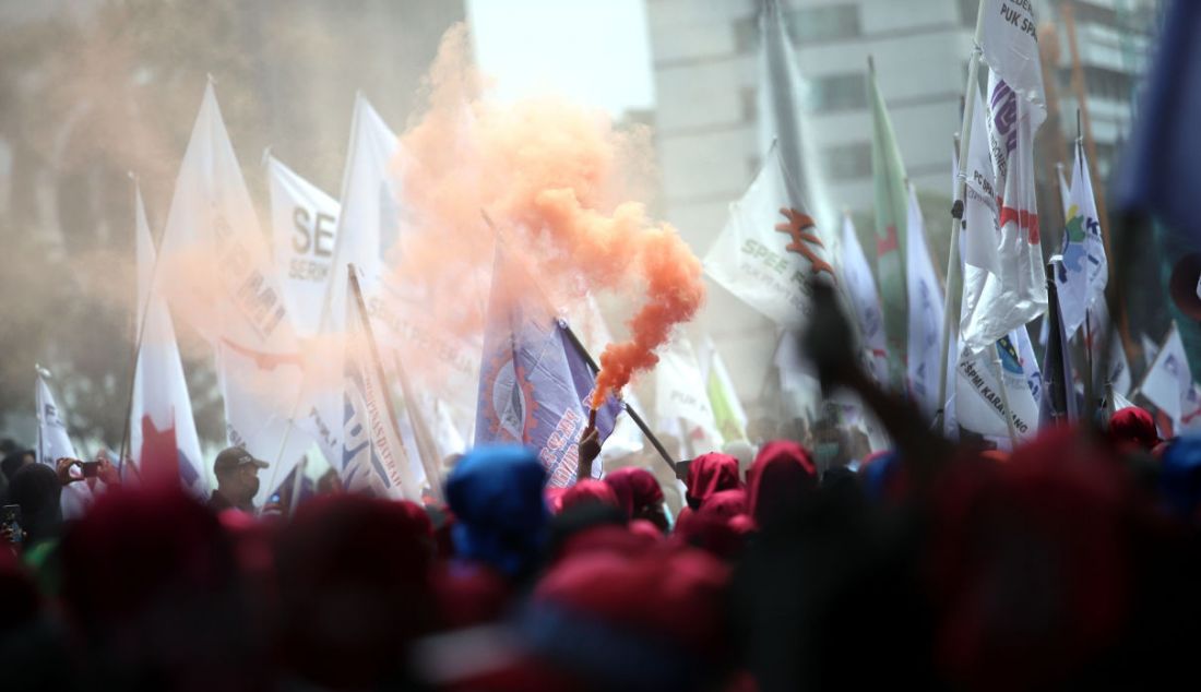 Pengunjuk rasa dari berbagai elemen buruh berdemonstrasi di Jakarta, Rabu (8/12). Mereka meminta pemerintah dan DPR mencabut Undang-Undang Nomor 11 Tahun 2020 tentang Cipta Kerja. - JPNN.com