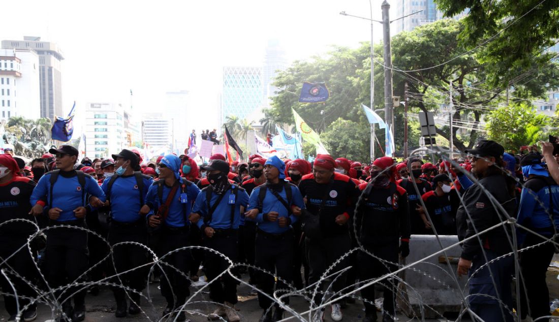 Demonstran dari berbagai elemen buruh berunjuk rasa di Jakarta, Rabu (8/12). Mereka meminta pemerintah dan DPR mencabut Undang-undang Nomor 11 Tahun 2020 tentang Cipta Kerja. - JPNN.com