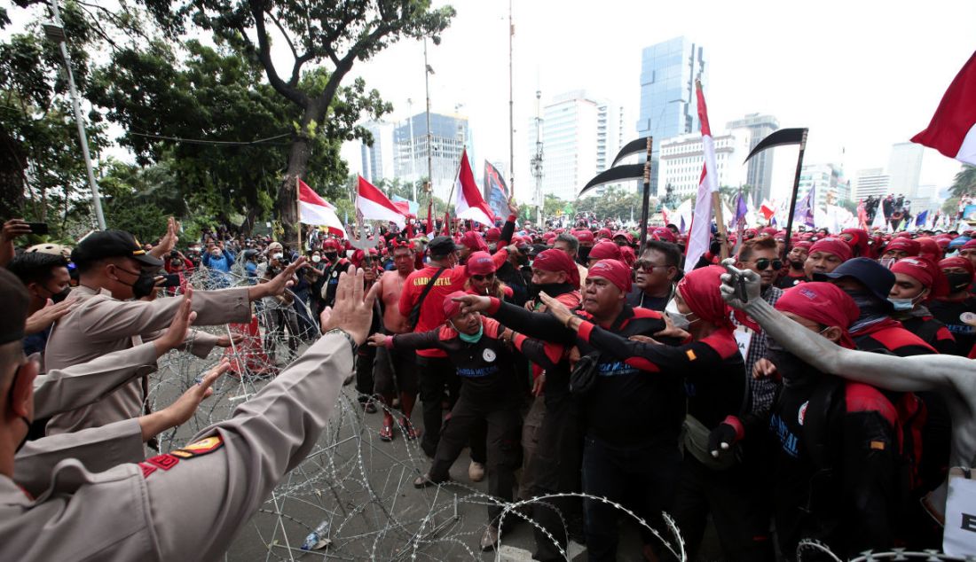 Pengunjuk rasa dari berbagai elemen buruh berdemonstrasi di Jakarta, Rabu (8/12). Mereka meminta pemerintah mencabut Undang-Undang Nomor 11 Tahun 2020 tentang Cipta Kerja. - JPNN.com