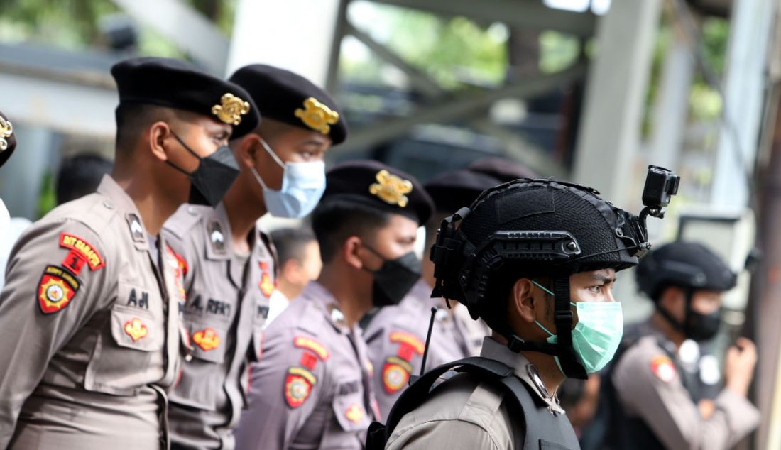 Sejumlah anggota kepolisian berjaga saat demonstrasi buruh di Jakarta, Rabu (8/12). Mereka meminta pemerintah dan DPR mencabut Undang-undang Nomor 11 Tahun 2020 tentang Cipta Kerja. - JPNN.com