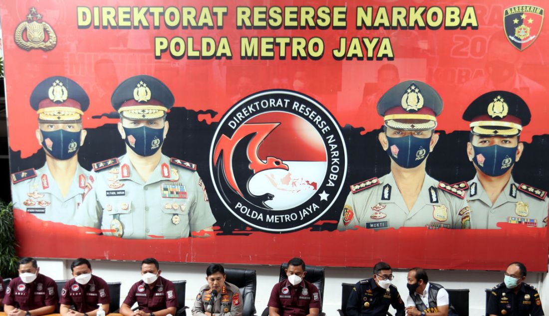 Direktorat Reserse Narkoba Polda Metro Jaya bersama Ditjen Bea Cukai dalam rilis pengungkapan jaringan narkoba internasional di Polda Metro Jaya, Jakarta, Kamis (9/12). Kerja sama kedua pihak berhasil mengungkap kasus narkotika jaringan internasional dari China, Kongo, Afrika, Uganda, dan Kanada dari 34 tersangka dengan barang bukti 16,88 kg sabu-sabu dan 800 lembar lysergic acid diethylamide (LSD). - JPNN.com