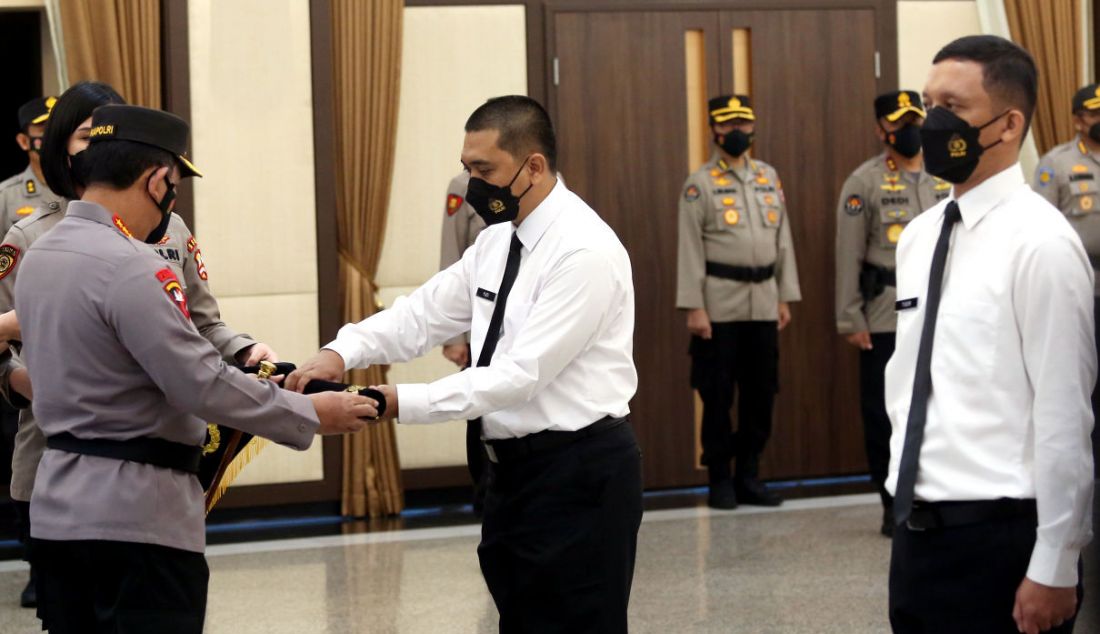 Kapolri Jenderal Listyo Sigit Prabowo melantik mantan pegawai KPK di Mabes Polri, Jakarta, Kamis (9/12). Sebanyak 44 mantan pegawai KPK akan mengikuti pelantikan menjadi Aparatur Sipil Negara (ASN) Polri. - JPNN.com