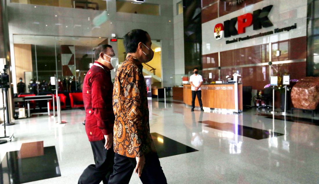 Presiden Joko Widodo (kiri) dan Ketua KPK Firli Bahuri di Gedung Merah Putih KPK, Jakarta, Kamis (9/12). - JPNN.com