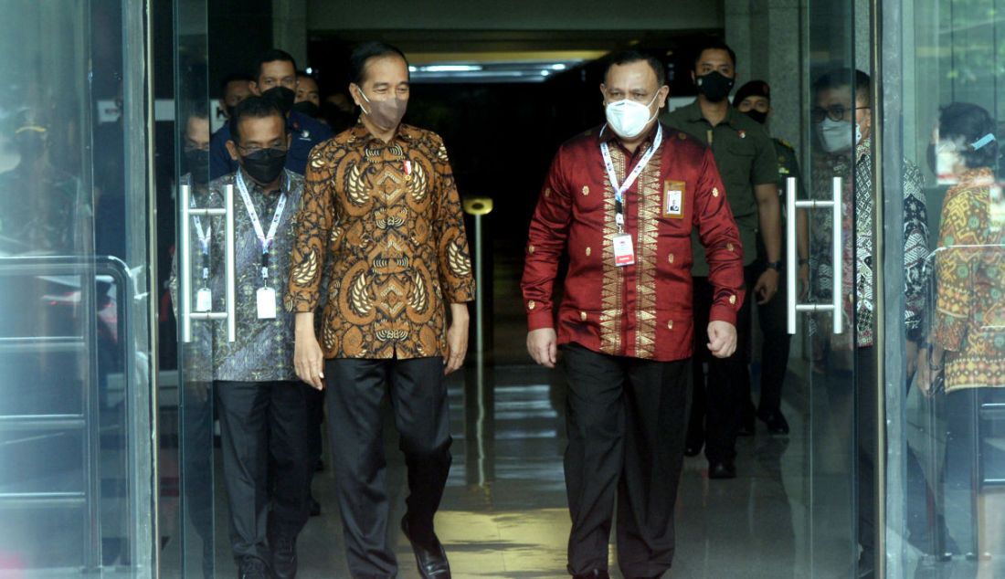 Presiden Joko Widodo (kiri) dan Ketua KPK Firli Bahuri seusai menghadiri peringatan Hari Antikorupsi Sedunia 2021 di Gedung Merah Putih KPK, Jakarta, Kamis (9/12). Kegiatan tersebut mengusung tema 