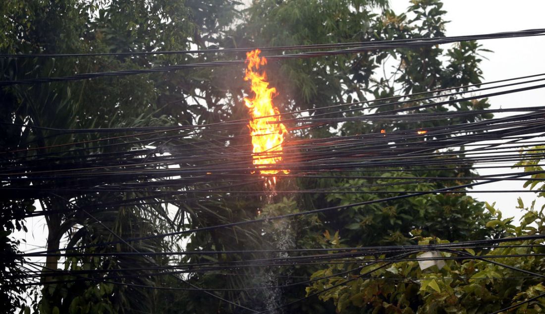 Kabel listrik terbakar akibat pohon tumbang di kawasan Jalan Raya Kebayoran Lama, Jakarta, Sabtu (11/12). - JPNN.com