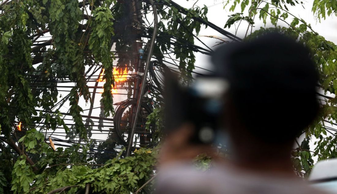 Kabel listrik terbakar akibat pohon tumbang di kawasan Jalan Raya Kebayoran Lama, Jakarta, Sabtu (11/12). - JPNN.com