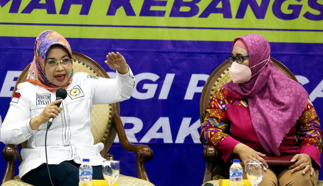 Anggota DPD RI Sylviana Murni (kiri) dan Komisioner KPAI Retno Listyarti menjadi pembicara pada diskusi 4 Pilar MPR RI dengan tema Mendorong Keberpihakan Negara dalam Perlindungan Anak di Gedung MPR/DPR/DPD, Jakarta, Senin (13/12). - JPNN.com