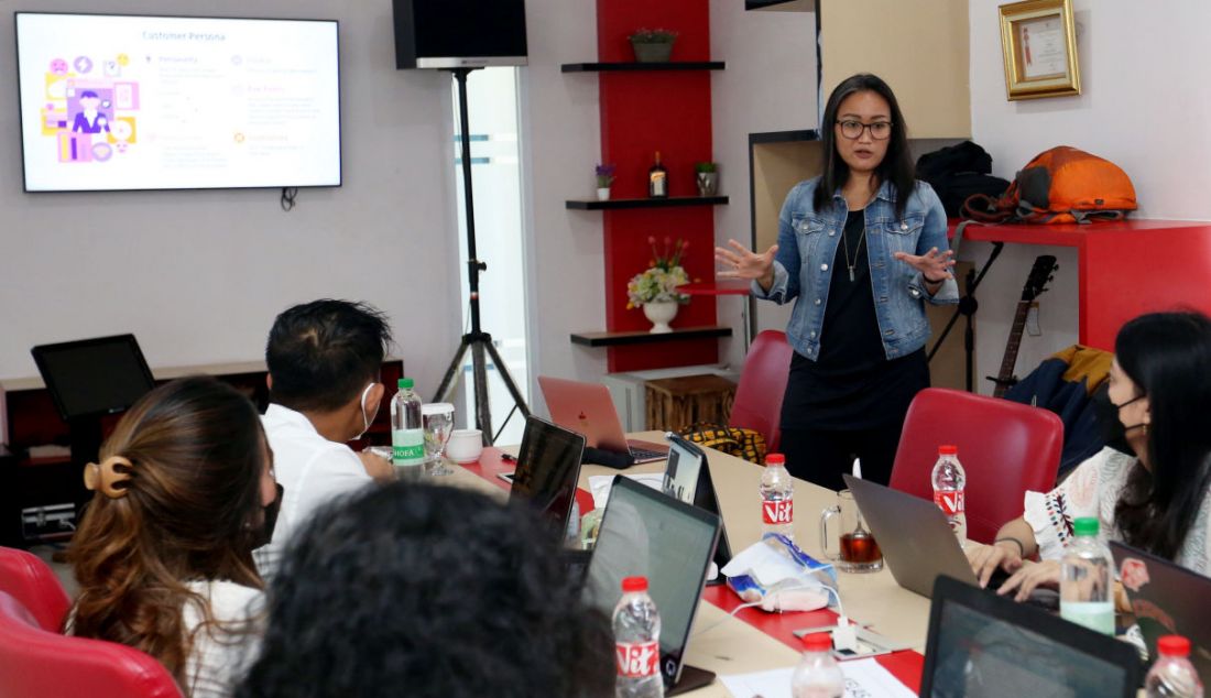 Managing Director Rack Digital Lesya Miranti saat menjadi pembicara pada Bengkel Jurnalistik untuk tim medsos JPNN.com, Genpi.co dan Sarita Beauty dalam Rakernas JPNN Group 2021, Jakarta pada Sabtu (11/12). - JPNN.com