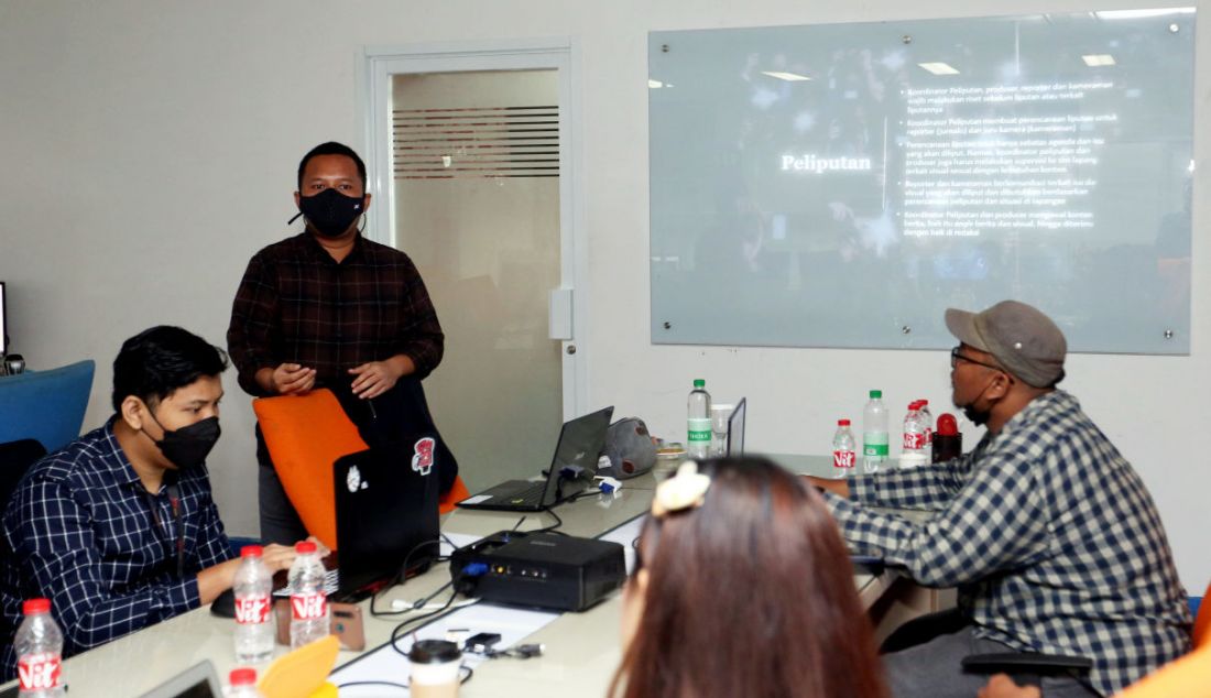 News Producer Metro TV Ruhut Ambarita saat menjadi pembicara pada Bengkel Jurnalistik untuk tim video JPNN.com dan Genpi.co dalam Rakernas JPNN Group 2021, Jakarta pada Sabtu (11/12). - JPNN.com