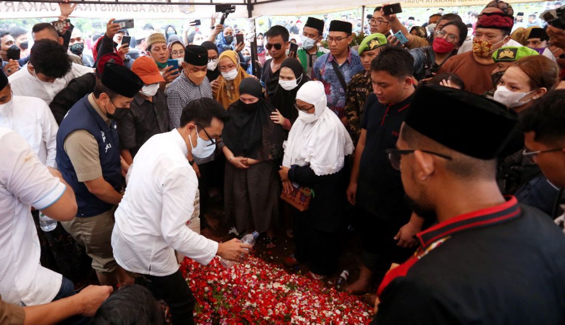 Anggota DPR Eko Hendro Purnomo (Eko Patrio) menghadiri pemakaman anggota DPR Abraham Lunggana atau Haji Lulung di TPU Karet Bivak, Jakarta, Selasa (14/12). Haji Lulung meninggal dunia di RS Harapan Kita, Jakarta. - JPNN.com