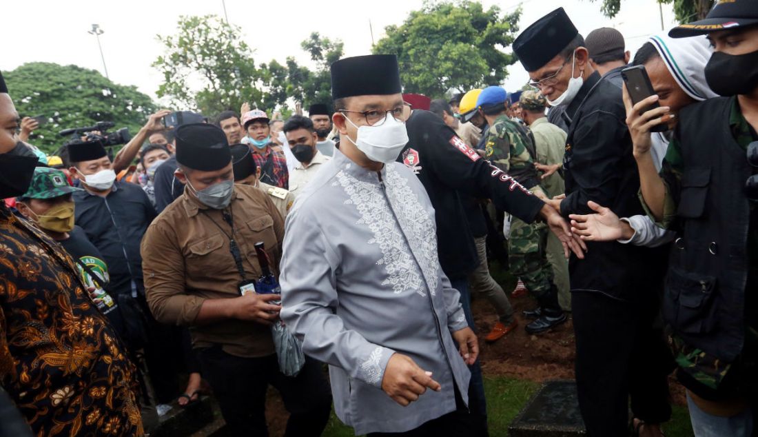 Gubernur DKI Jakarta Anies Baswedan menghadiri pemakaman anggota DPR Abraham Lunggana atau Haji Lulung di TPU Karet Bivak, Jakarta, Selasa (14/12). - JPNN.com