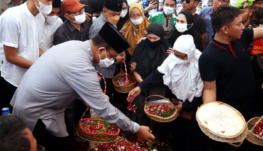 Wakil Gubernur DKI Jakarta Ahmad Riza Patria menghadiri pemakaman anggota DPR Abraham Lunggana atau Haji Lulung di TPU Karet Bivak, Jakarta, Selasa (14/12). Haji Lulung meninggal dunia di RS Harapan Kita, Jakarta. - JPNN.com