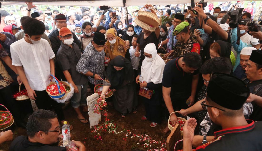 Puluhan pelayat dari berbagai kelompok masyarakat menghadiri pemakaman anggota DPR Abraham Lunggana atau Haji Lulung di TPU Karet Bivak, Jakarta, Selasa (14/12). Haji Lulung meninggal dunia pasa Selasa (14/12) pukul 10.51 WIB di RS Harapan Kita, Jakarta. - JPNN.com