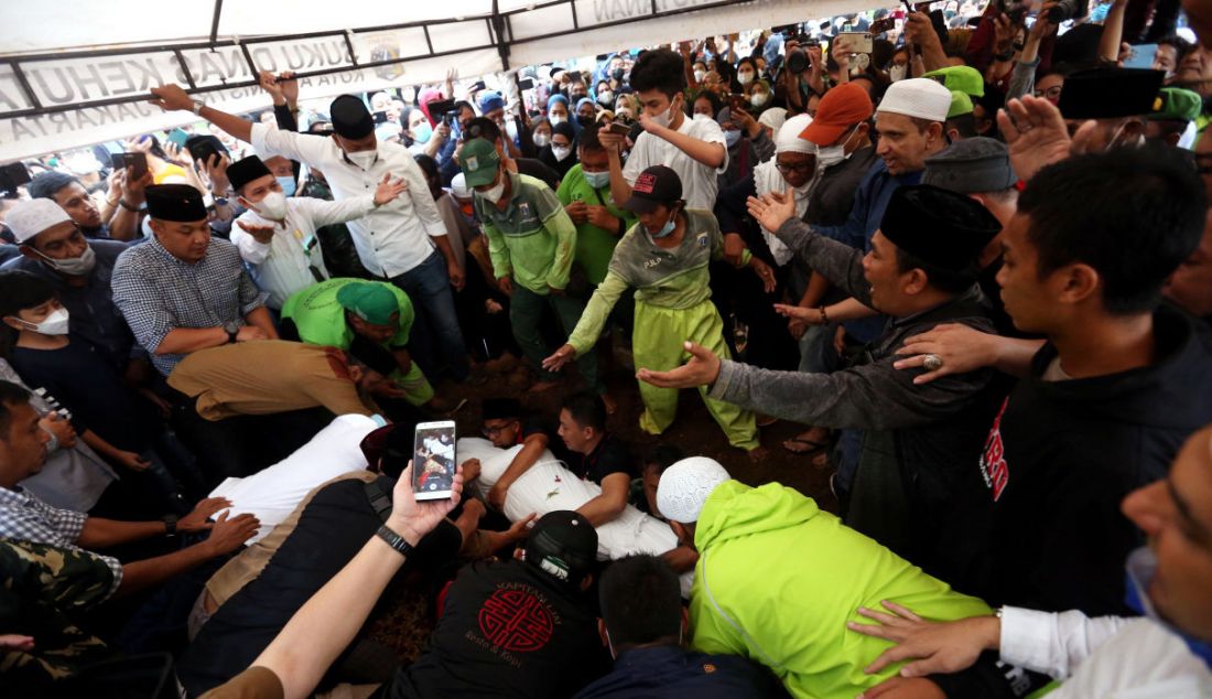 Suasana pemakaman anggota DPR Abraham Lunggana atau Haji Lulung di TPU Karet Bivak, Jakarta, Selasa (14/12). Haji Lulung meninggal dunia pasa Selasa (14/12) pukul 10.51 WIB di RS Harapan Kita, Jakarta. - JPNN.com