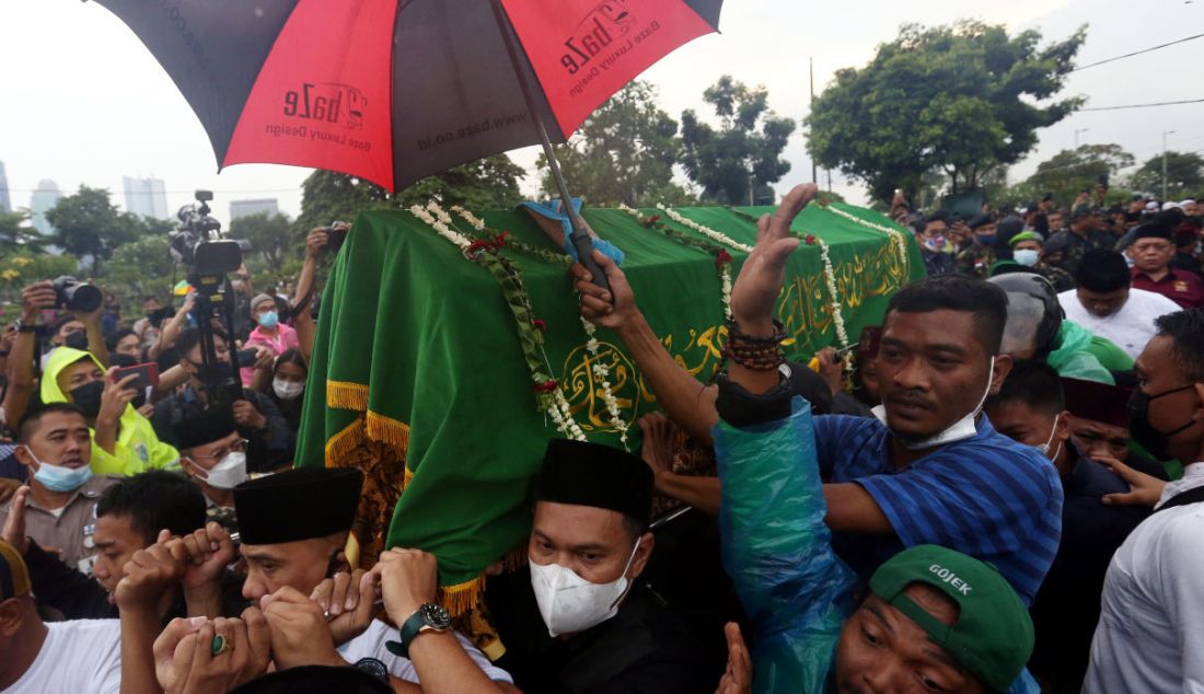 Puluhan pelayat dari berbagai kelompok masyarakat menghadiri pemakaman anggota DPR Abraham Lunggana atau Haji Lulung di TPU Karet Bivak, Jakarta, Selasa (14/12). Haji Lulung meninggal dunia pasa Selasa (14/12) pukul 10.51 WIB di RS Harapan Kita, Jakarta. - JPNN.com