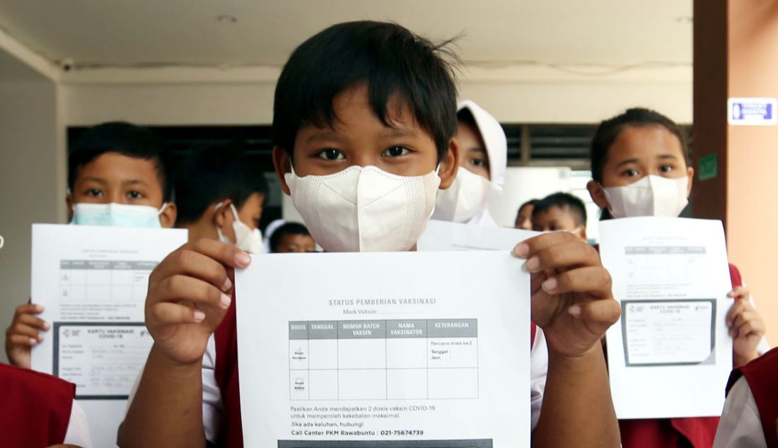 Sejumlah siswa mengikuti vaksinasi Covid-19 di SDN Ciater 2, Tangerang Selatan, Banten pada Selasa (14/12). Kementerian Kesehatan memulai vaksinasi Covid-19 untuk anak usia 6-11 dengan jumlah sasaran mencapai 26,5 juta. - JPNN.com