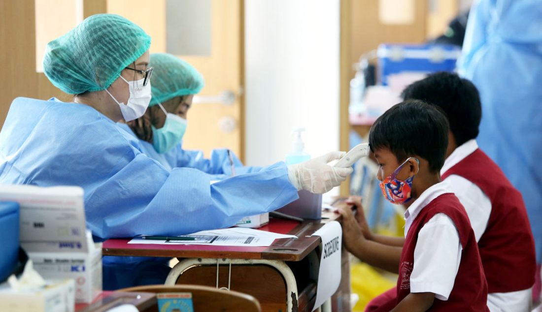 Sejumlah siswa mengikuti vaksinasi Covid-19 di SDN Ciater 2, Tangerang Selatan, Banten pada Selasa (14/12). Kementerian Kesehatan memulai vaksinasi Covid-19 untuk anak usia 6-11 dengan jumlah sasaran mencapai 26,5 juta. - JPNN.com