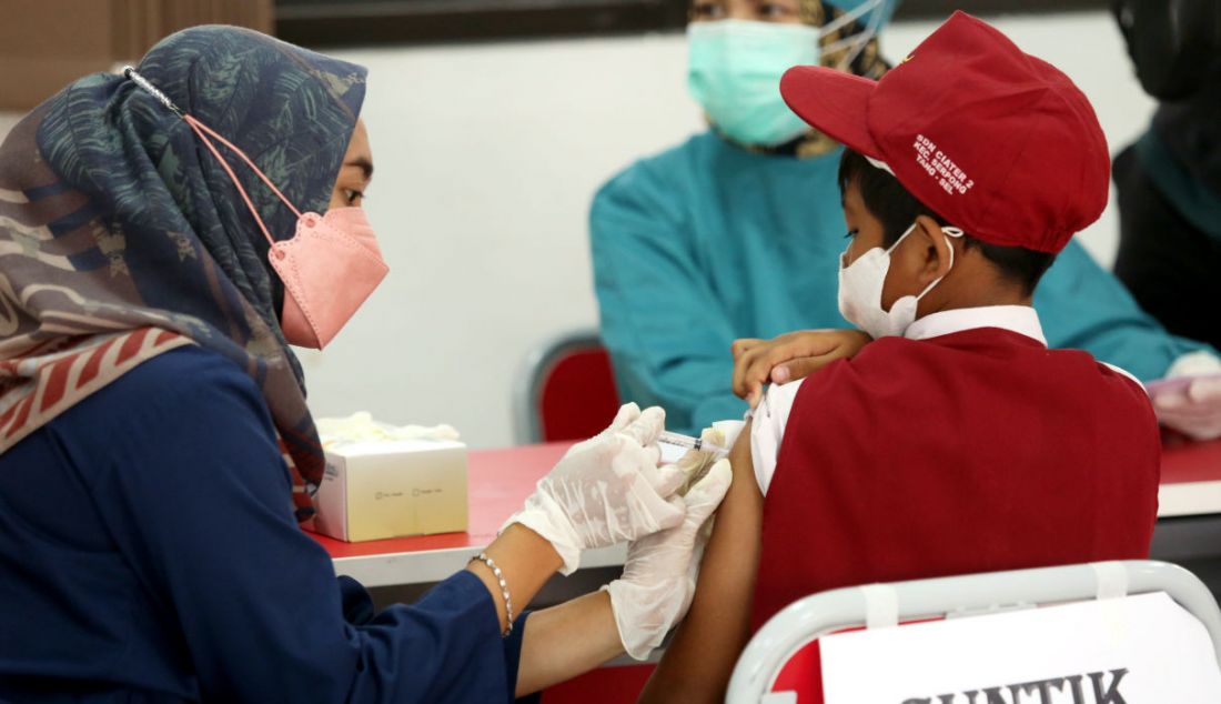 Sejumlah siswa mengikuti vaksinasi Covid-19 di SDN Ciater 2, Tangerang Selatan, Banten pada Selasa (14/12). - JPNN.com