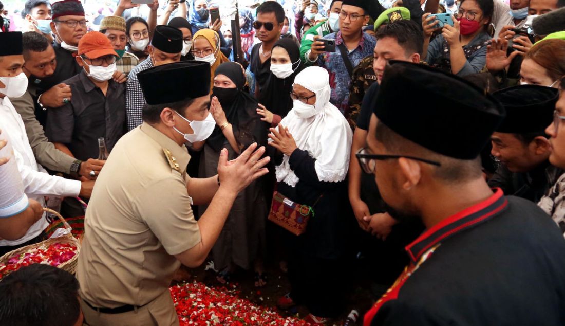 Wakil Gubernur DKI Jakarta Ahmad Riza Patria menghadiri pemakaman anggota DPR Abraham Lunggana atau Haji Lulung di TPU Karet Bivak, Jakarta, Selasa (14/12). Haji Lulung meninggal dunia di RS Harapan Kita, Jakarta. - JPNN.com