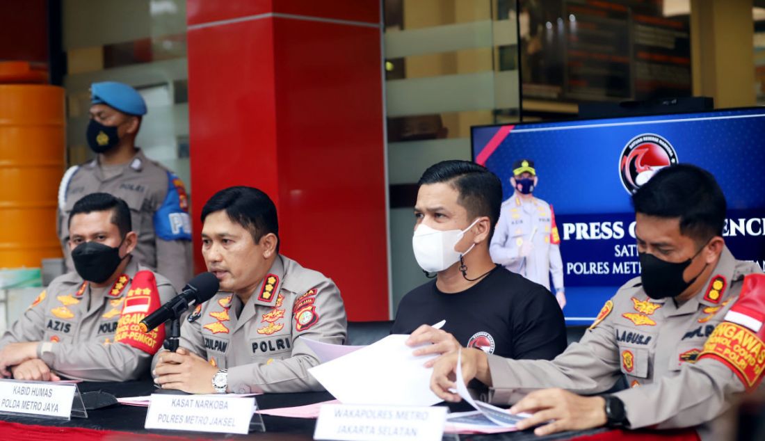 Kepala Bidang Humas Polda Metro Jaya Kombes Endra Zulpan (dua kiri, depan) saat rilis penangkapan kasus penggunaan narkoba artis Rizki Nazar, di Polres Jakarta Selatan, Jakarta, Rabu (15/12). - JPNN.com