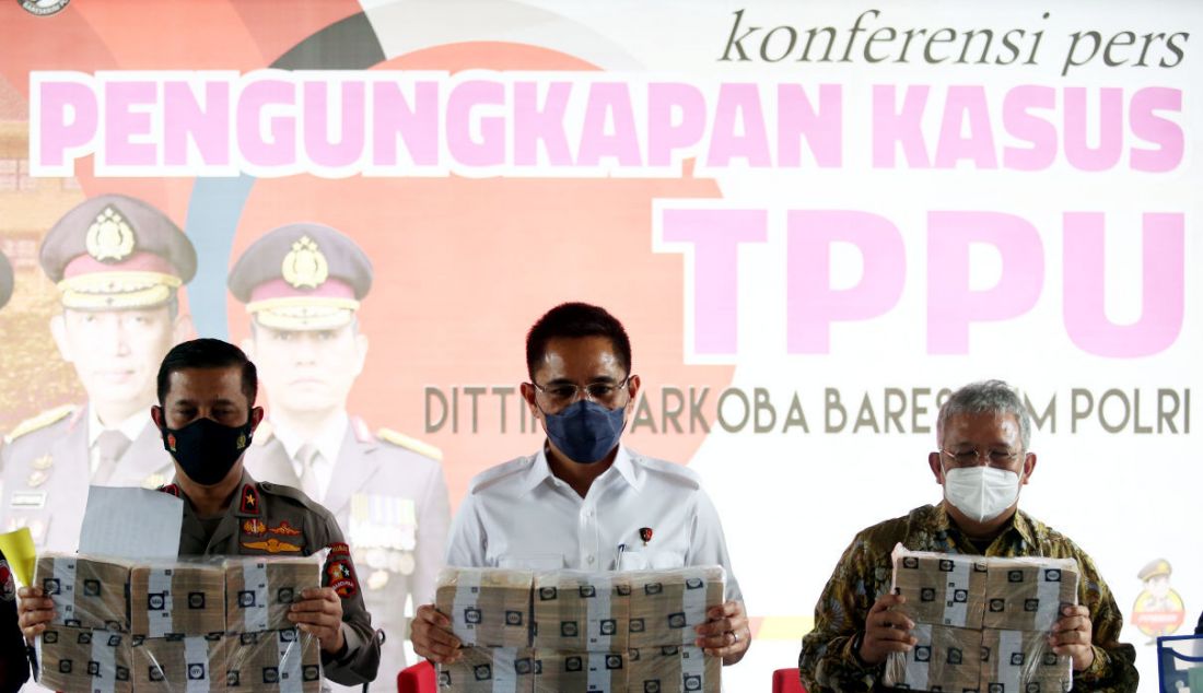 Karopenmas Divisi Humas Polri Brigjen Pol Rusdi Hartono didampingi Dirtipidnarkoba Bareskrim Polri Brigjen Pol Krisno Halomoan Siregar dan Plt Deputi Bidang Pemberantasan PPATK Aris Priatno menunjukkan barang bukti seusai memberikan konferensi pers di Bareskrim Polri, Jakarta, Kamis, (16/12). - JPNN.com