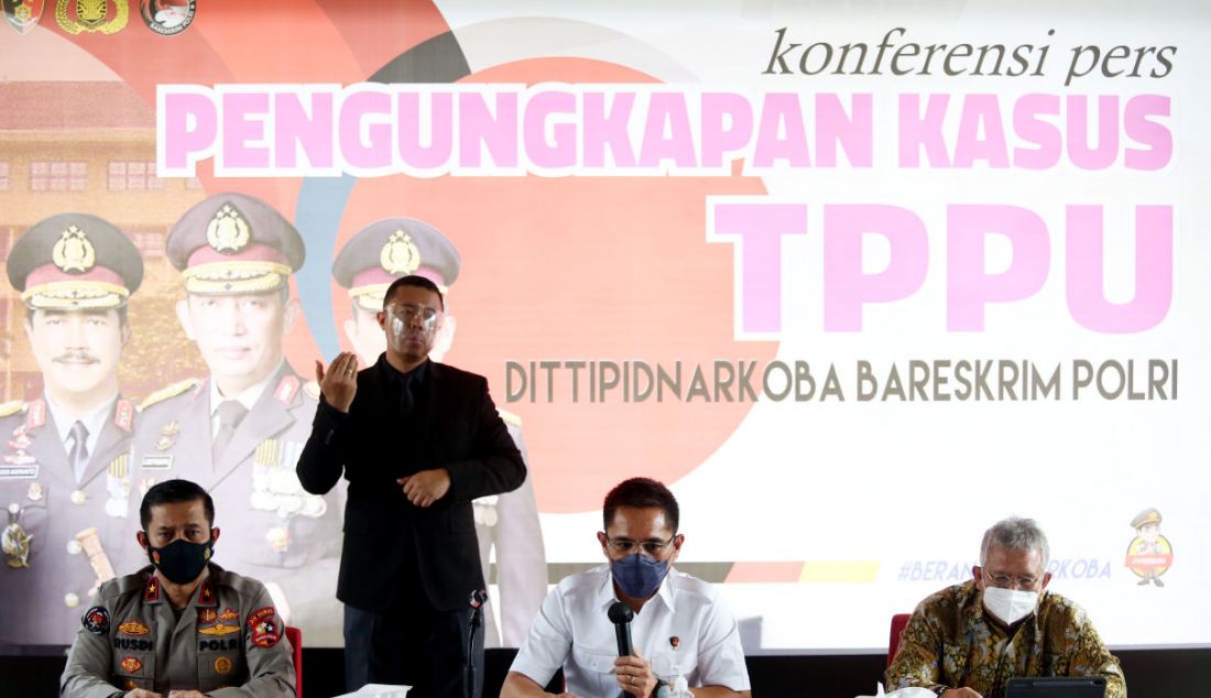 Karopenmas Divisi Humas Polri Brigjen Pol Rusdi Hartono didampingi Dirtipidnarkoba Bareskrim Polri Brigjen Pol Krisno Halomoan Siregar dan Plt Deputi Bidang Pemberantasan PPATK Aris Priatno saat konferensi pers terkait tindak pidana pencucian uang hasil kejahatan narkoba di Bareskrim Polri, Jakarta, Kamis, (16/12). Dari hasil pengungkapan tersebut polisi menyita barang bukti uang tunai beserta aset rumah dan mobil sebesar Rp 338,9 miliar dari tiga kasus yang berbeda. - JPNN.com