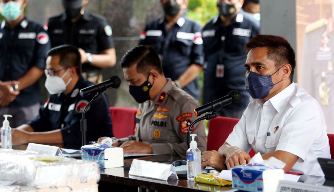 Karopenmas Divisi Humas Polri Brigjen Pol Rusdi Hartono (tengah) dan Dirtipidnarkoba Bareskrim Polri Brigjen Pol Krisno Halomoan Siregar saat konferensi pers terkait tindak pidana pencucian uang hasil kejahatan narkoba di Bareskrim Polri, Jakarta, Kamis, (16/12). - JPNN.com