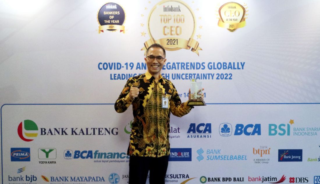 Direktur Utama BRI Life Iwan Pasila (kiri) saat menerima anugerah Top 100 CEO 2021 dari majalah Info Bank, Jakarta, Kamis (16/12). - JPNN.com