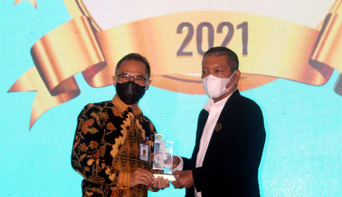 Direktur Utama BRI Life Iwan Pasila (kiri) saat menerima anugerah Top 100 CEO 2021 dari majalah Info Bank, Jakarta, Kamis (16/12). Penghargaan tersebut merupakan pengakuan atas kepemimpinannya bersama seluruh BRILian Tangguh di BRILife, dalam mengeksekusi perubahan model bisnis di masa pandemi Covid-19. - JPNN.com