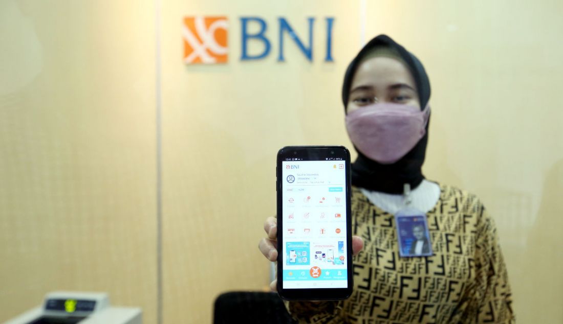 Pegawai BNI menunjukkan aplikasi mobile banking BNI di salah satu kantor cabang PT Bank Negara Indonesia (Persero) Tbk. di Sentul, Kabupaten Bogor, Jawa Barat, Jumat (17/12). - JPNN.com