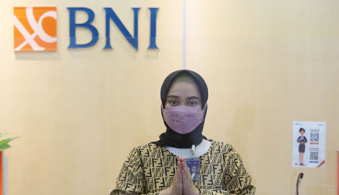 Pegawai BNI memberikan salam di salah satu kantor cabang PT Bank Negara Indonesia (Persero) Tbk. di Sentul, Kabupaten Bogor, Jawa Barat, Jumat (17/12). - JPNN.com