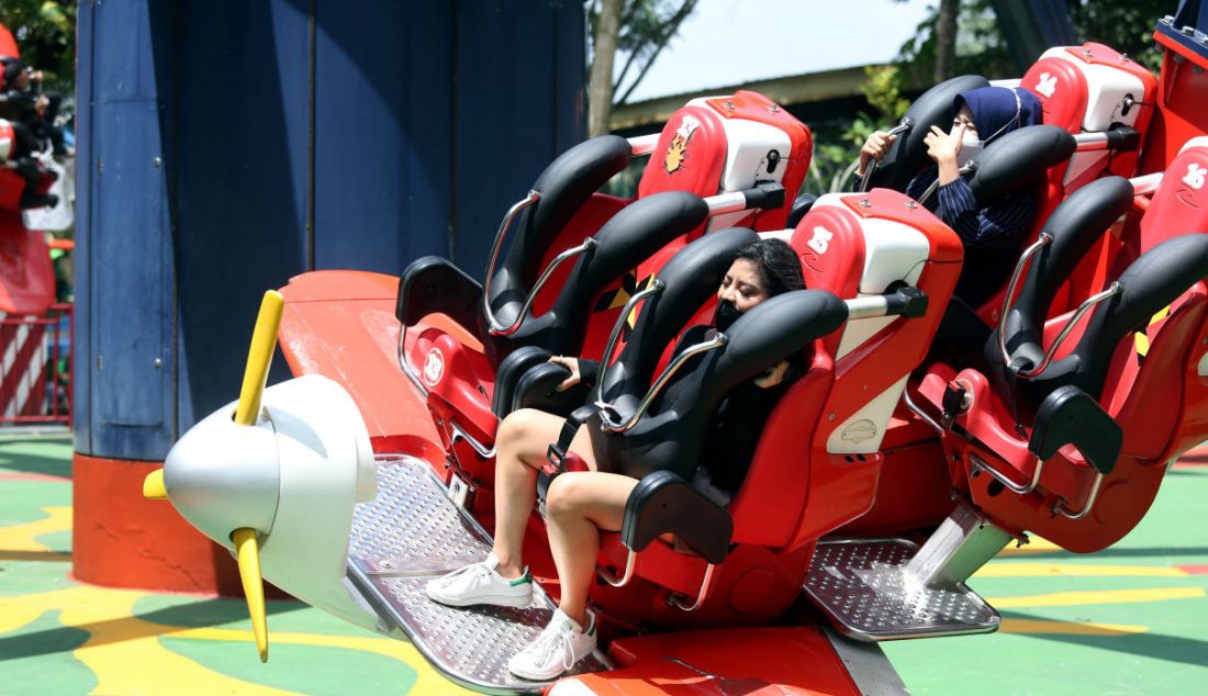 Pengunjung saat menaiki wahana di Jungleland, Sentul, Kabupaten Bogor, Jawa Barat, Jumat (17/12). Taman rekreasi tematik Jungleland kembali dibuka setelah tutup selama dua tahun akibat pandemi Covid-19 dan bagi wisatawan yang akan berkunjung harus telah vaksinasi minimal dosis pertama dan wajib menggunakan aplikasi PeduliLindungi. - JPNN.com