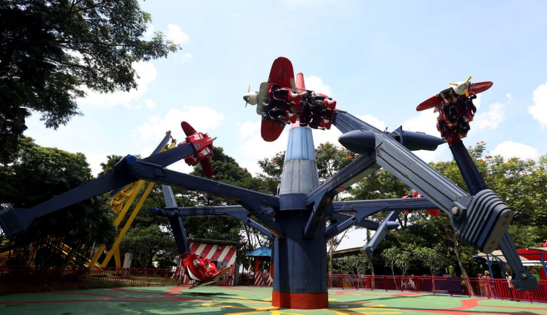 Pengunjung saat menaiki wahana di Jungleland, Sentul, Kabupaten Bogor, Jawa Barat, Jumat (17/12). - JPNN.com