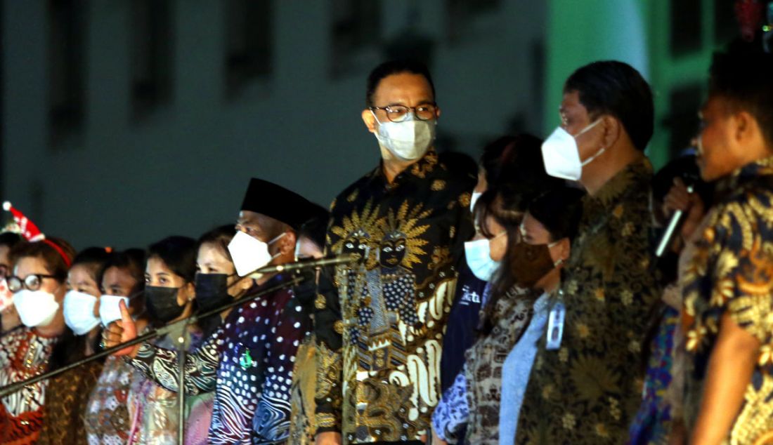 Gubernur DKI Jakarta Anies Baswedan usai menyaksikan video mapping bernuansa Natal yang ditampilkan saat acara 'Christmas in Jakarta' di Museum Fatahillah, Kota Tua, Jakarta, Senin (20/12). Pemerintah Provinsi DKI Jakarta menggelar acara 'Christmas in Jakarta' dengan tema Harmony with History dalam rangka menyambut perayaan Natal 2021. - JPNN.com